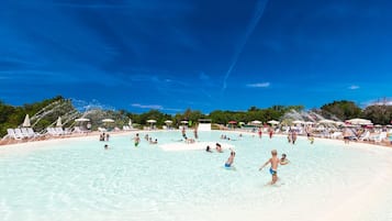 Piscine extérieure (ouverte en saison), parasols de plage