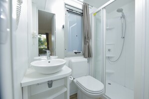 Chalet, 2 habitaciones | Baño | Ducha, secador de pelo, toallas y papel higiénico