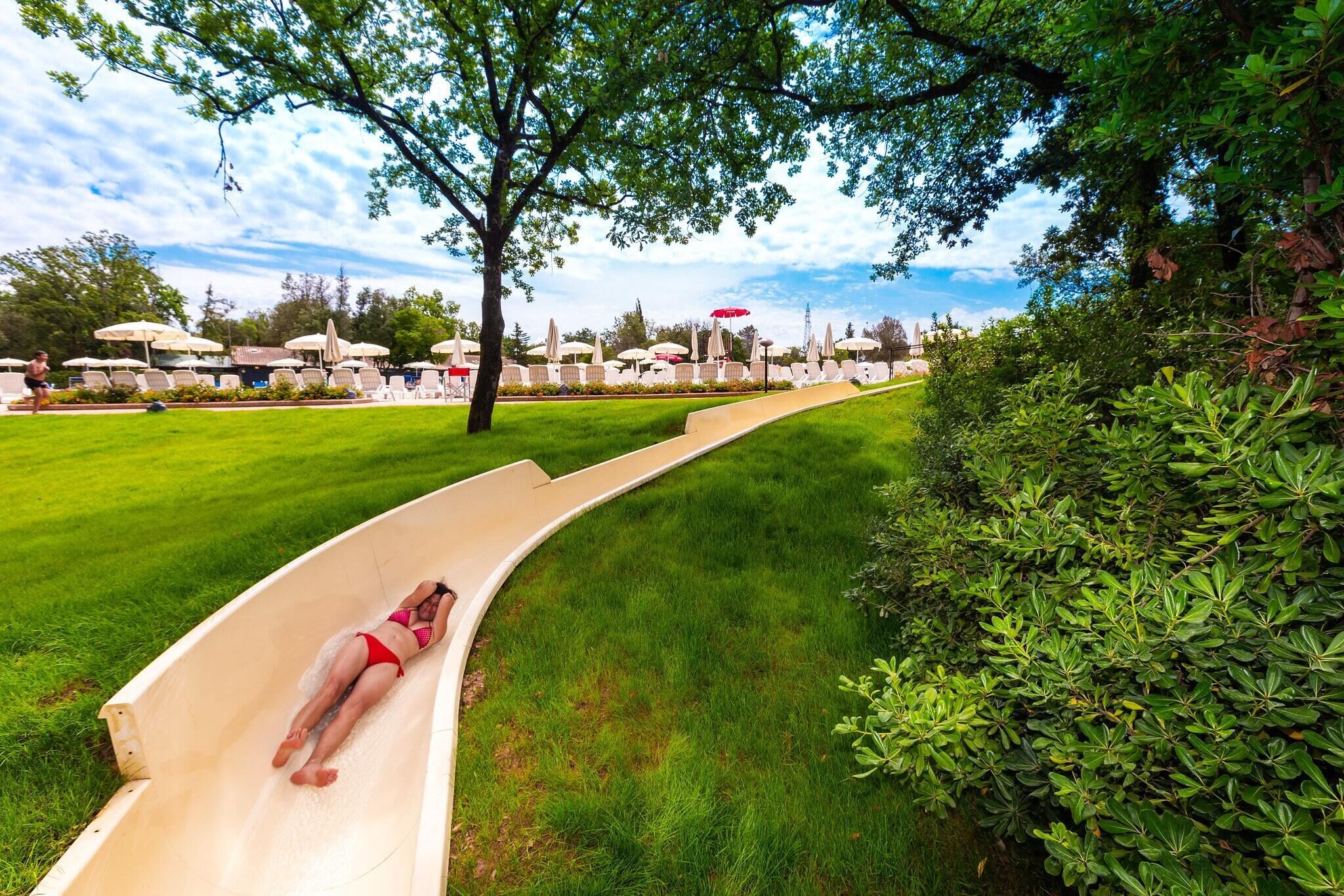 Alberca al aire libre por temporada y sombrillas en la alberca 