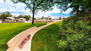 Piscine extérieure (ouverte en saison), parasols de plage