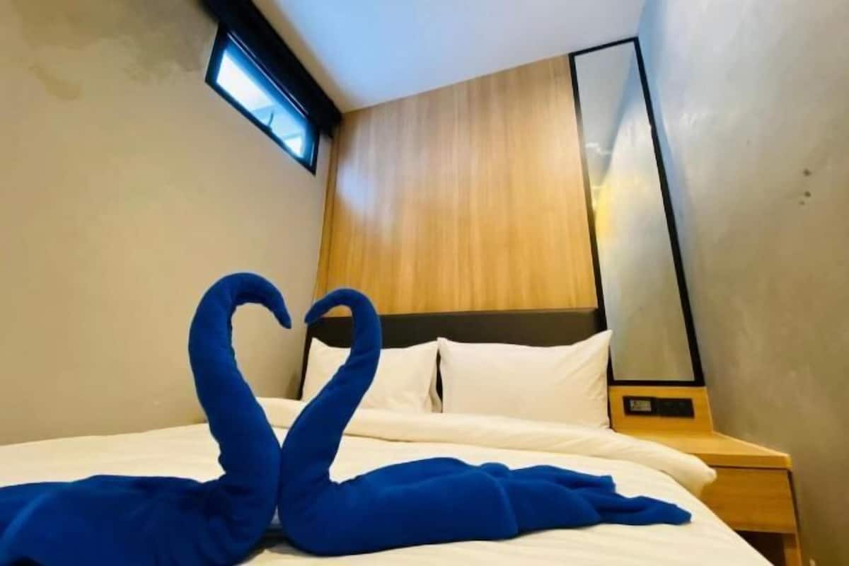 Cortinas blackout, wifi gratis y ropa de cama