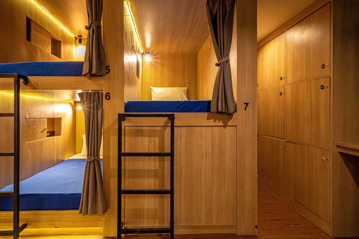Cortinas blackout, wifi gratis y ropa de cama