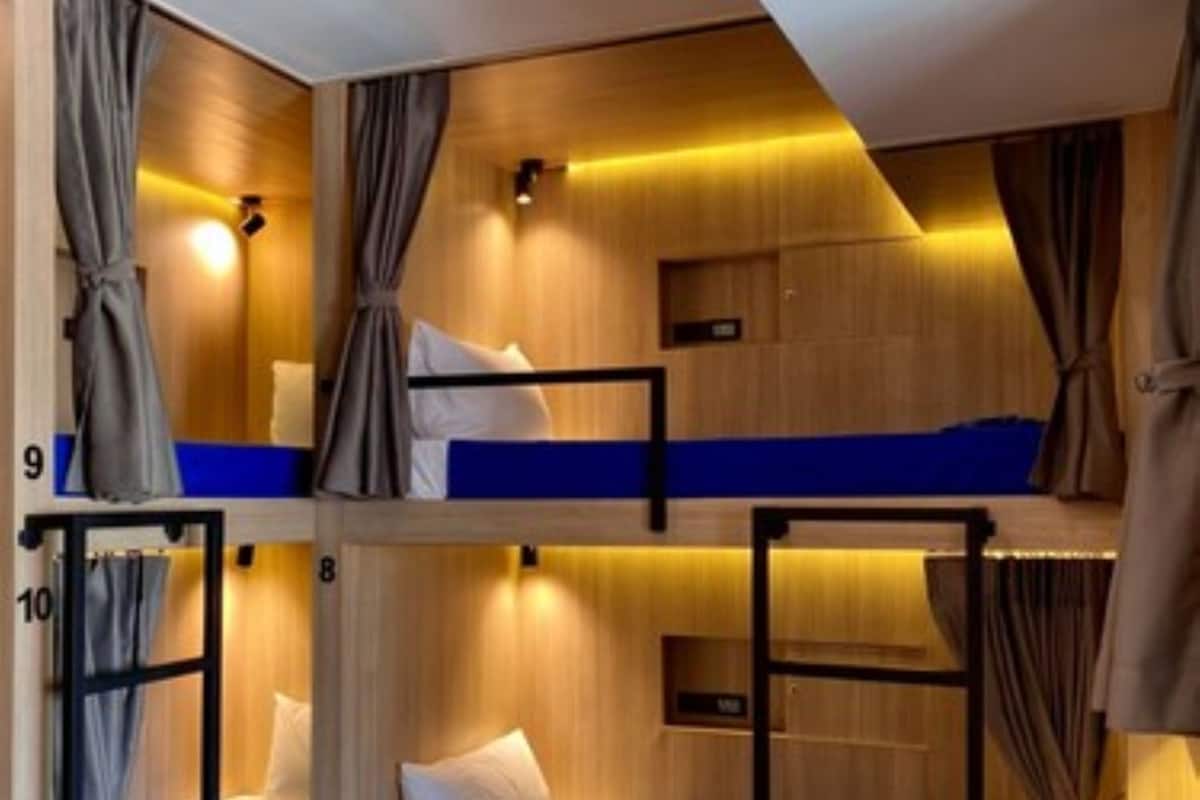 15-Bed Mixed Dormitory | Cortinas blackout, wifi gratis y ropa de cama