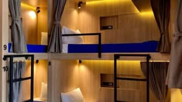 15-Bed Mixed Dormitory | 遮光布/窗簾、免費無線上網、床單