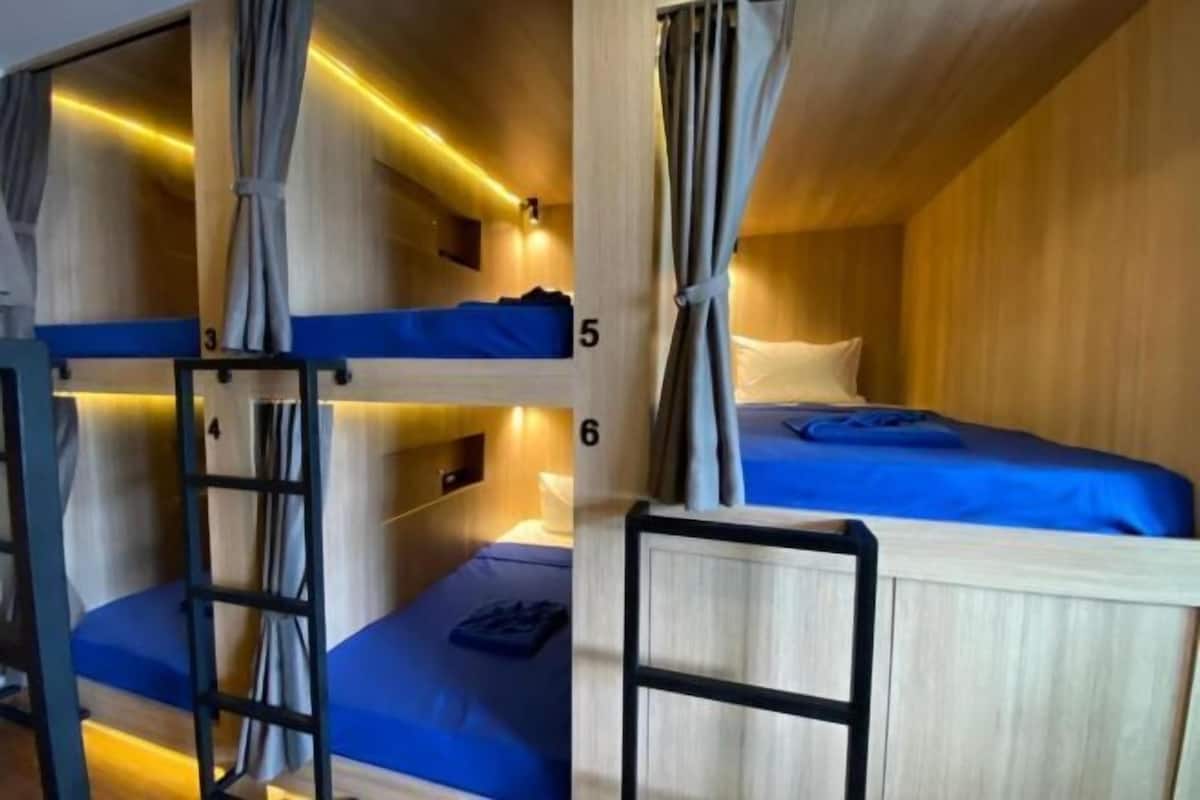 Cortinas blackout, wifi gratis y ropa de cama