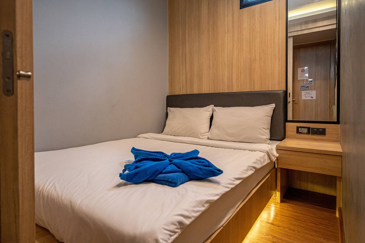 Private Room with Shared Bathroom | 遮光窗簾/窗簾、免費 Wi-Fi、床單