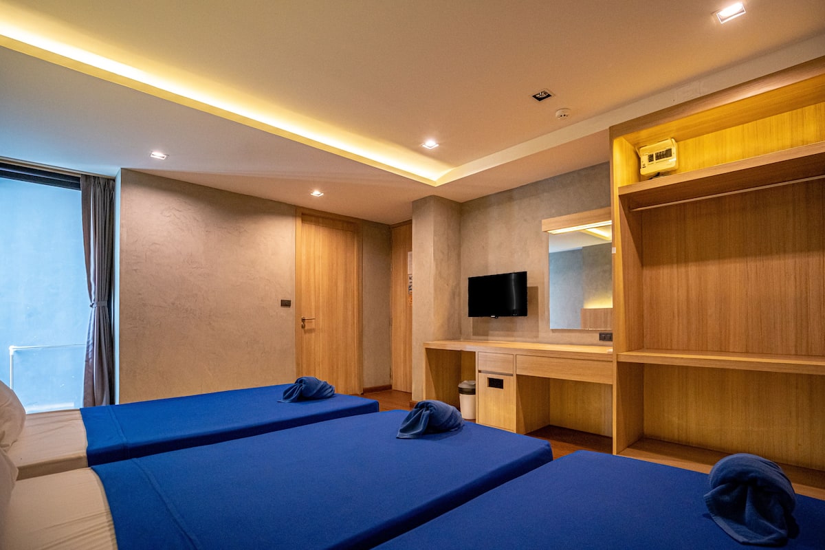 Deluxe Family Room | Cortinas blackout, wifi gratis y ropa de cama