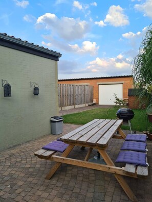 Outdoor dining - Fancy 2-bedroom apartment nearby Maastricht (Riemst)