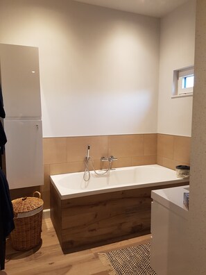 Bathtub, hair dryer, towels, soap - Fancy 2-bedroom apartment nearby Maastricht (Riemst)