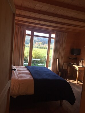 Skrivebord, lydisolert, wi-fi (inkludert) og sengetøy