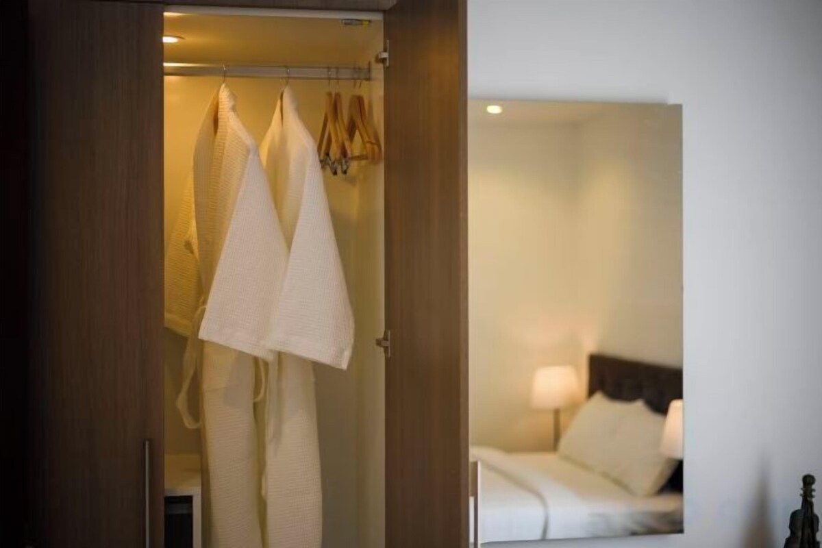 Ropa de cama de alta calidad y caja de seguridad en la habitación 