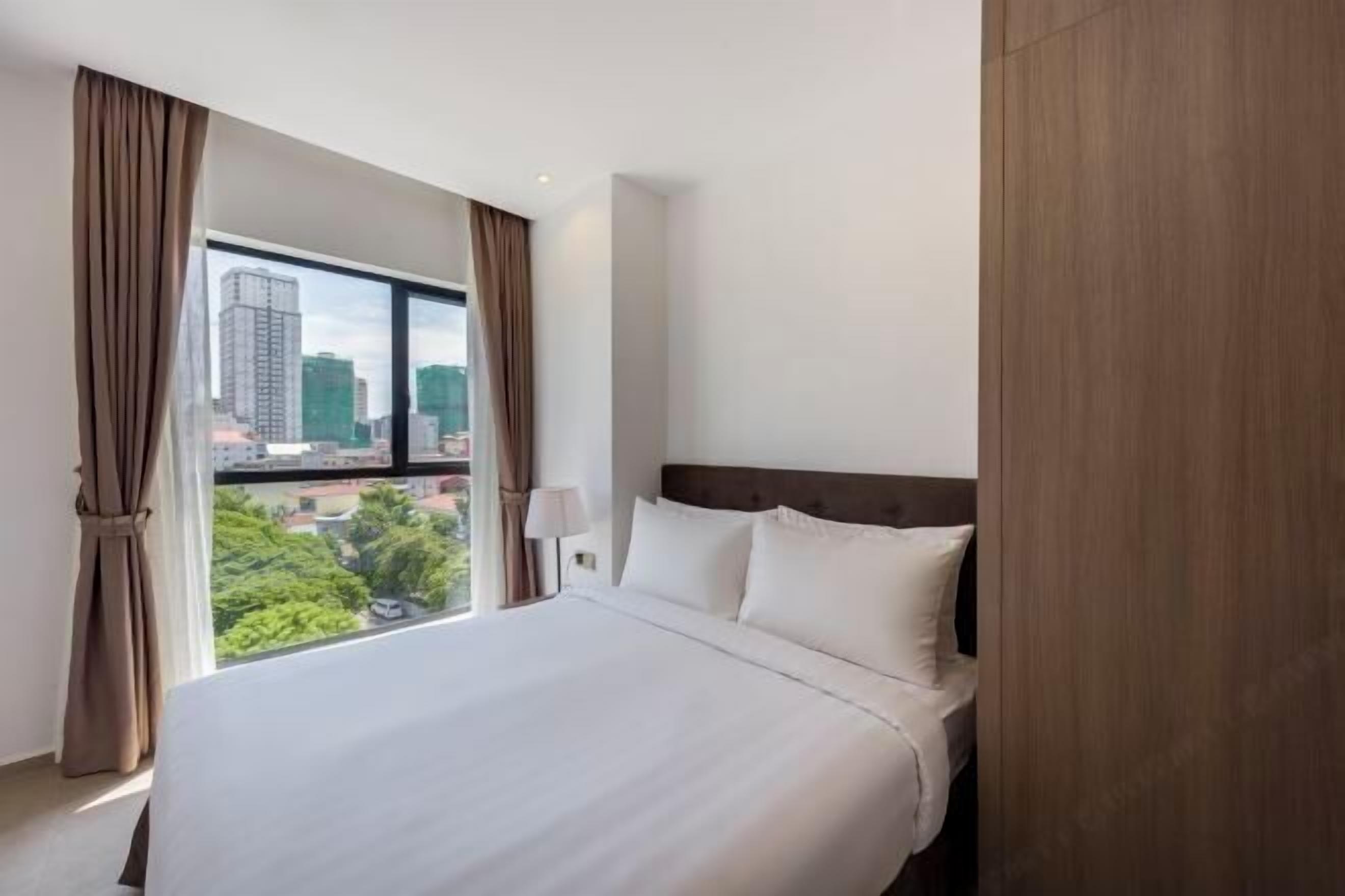 Luxe beddengoed, een kluis op de kamer, een bureau, een laptopwerkplek