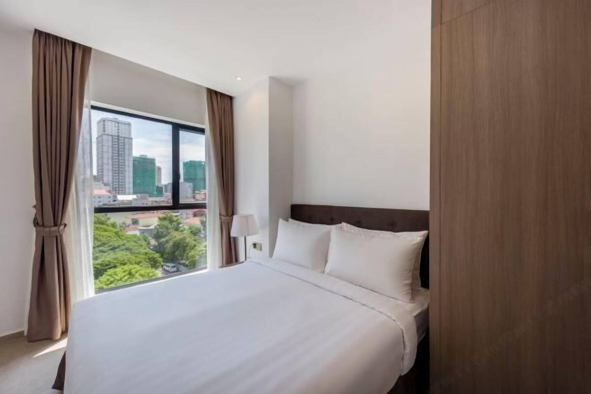 2 bedrooms, premium bedding, in-room safe, desk