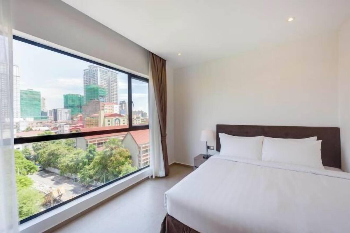 2 bedrooms, premium bedding, in-room safe, desk