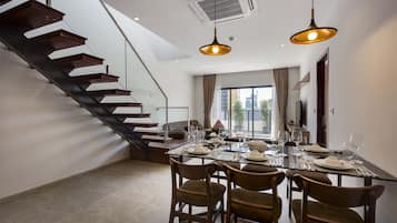 Penthouse Suite | Essbereich im Zimmer