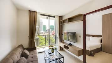 Two-Bedroom Suite | Área de sala de estar | Televisión de pantalla plana de 47 pulgadas con canales por cable