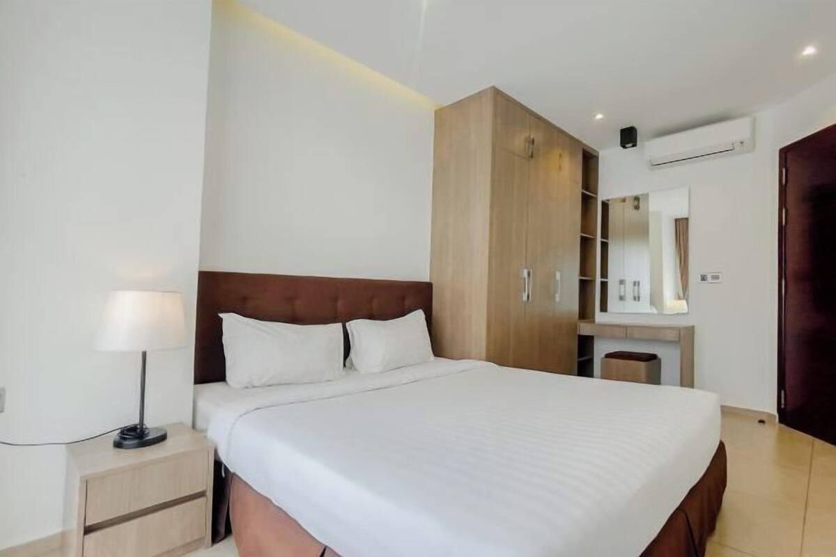 2 bedrooms, premium bedding, in-room safe, desk