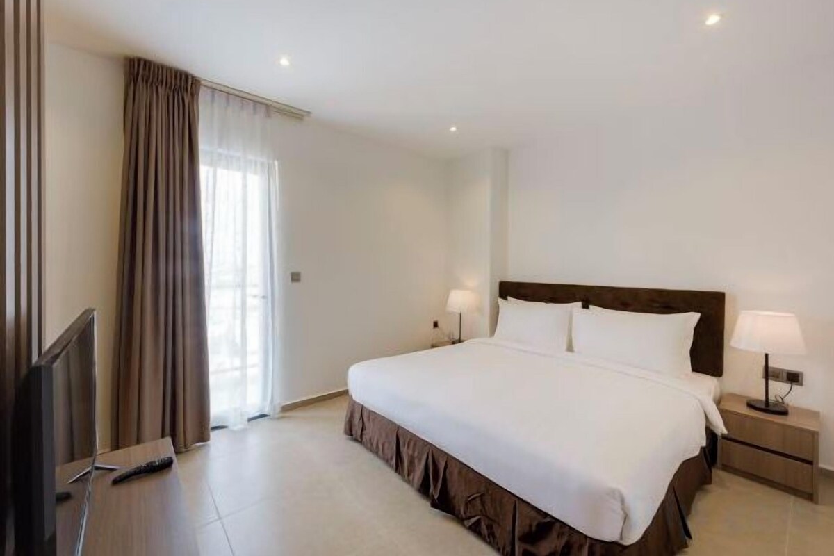 Luxe beddengoed, een kluis op de kamer, een bureau, een laptopwerkplek