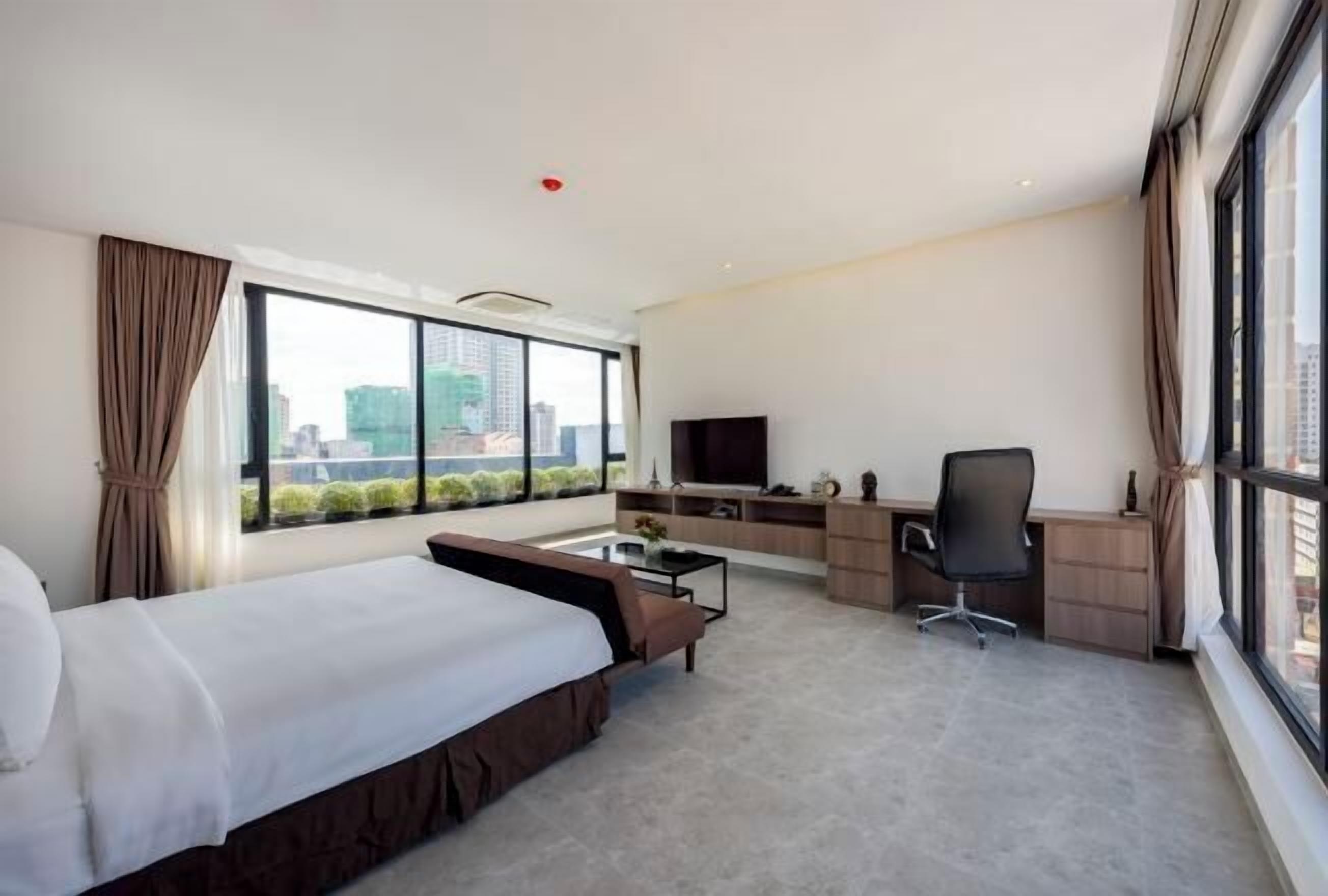 Luxe beddengoed, een kluis op de kamer, een bureau, een laptopwerkplek