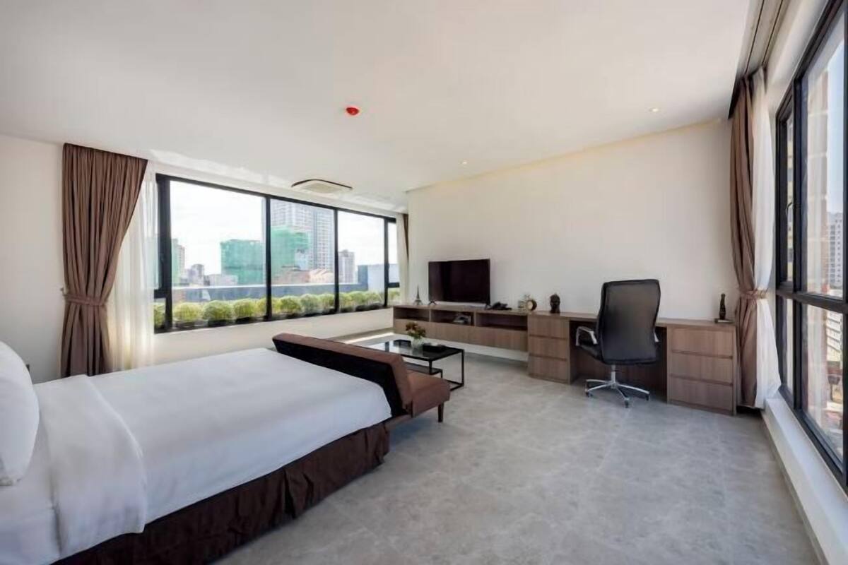 2 bedrooms, premium bedding, in-room safe, desk