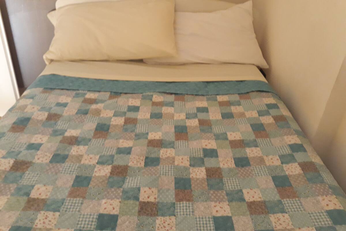 Tabla de planchar con plancha, wifi gratis y ropa de cama