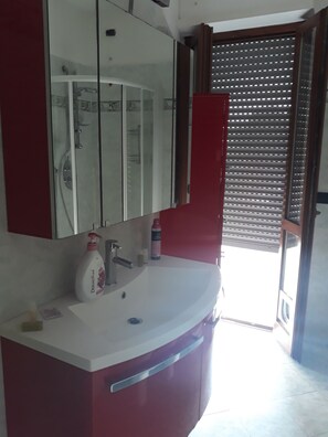 Bathtub, free toiletries, slippers, bidet