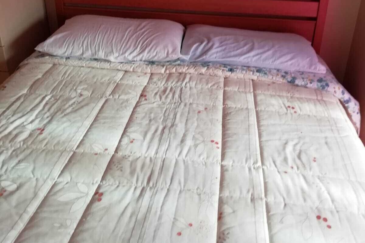 Tabla de planchar con plancha, wifi gratis y ropa de cama 