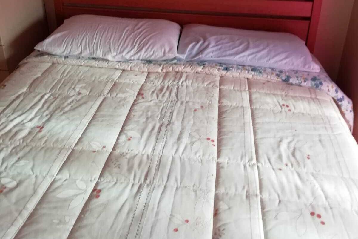 Tabla de planchar con plancha, wifi gratis y ropa de cama