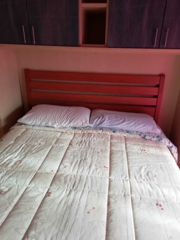 Tabla de planchar con plancha, wifi gratis y ropa de cama 