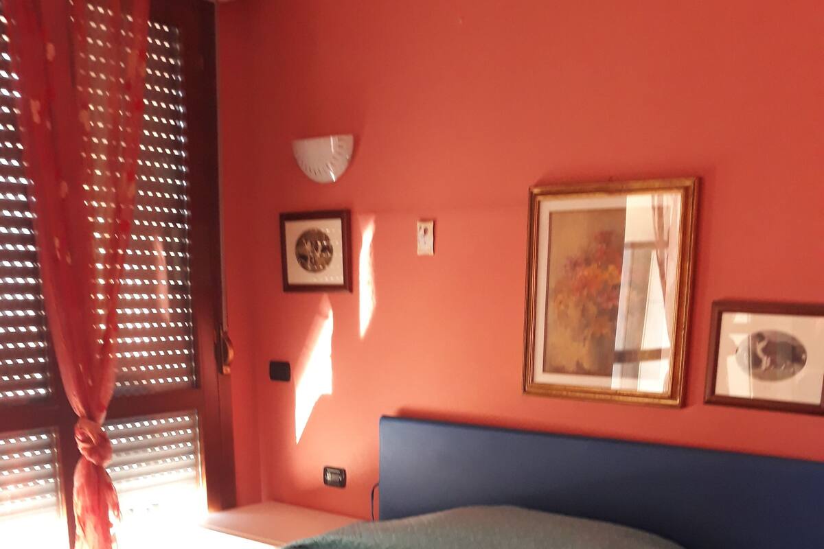 Tabla de planchar con plancha, wifi gratis y ropa de cama