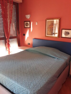 Tabla de planchar con plancha, wifi gratis y ropa de cama 