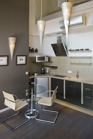 Loft | Cuisine privée | Chaise haute, batterie de cuisine, vaisselle et ustensiles