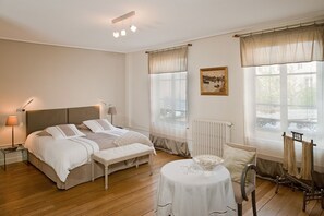 Quarto superior | Cofres nos quartos, individualmente decorados