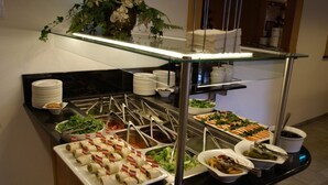 Ein reichhaltiges Buffet mit verschiedenen Speisen und Besteck.