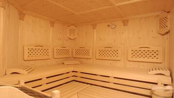 Un sauna avec des bancs en bois et des bancs dotés de dossiers.