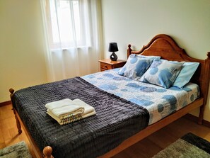 3 عدّة غرف نوم ومكواة/لوح كي وملاءات أسرّة