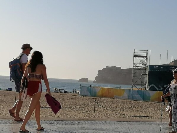 بالقرب من الشاطئ