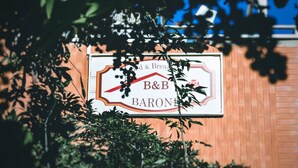 A sign for B&B BARONE, indicating a bed and breakfast establishment. - Bed & Breakfast in the center of Rionero In Vulture (Rionero In Vulture)