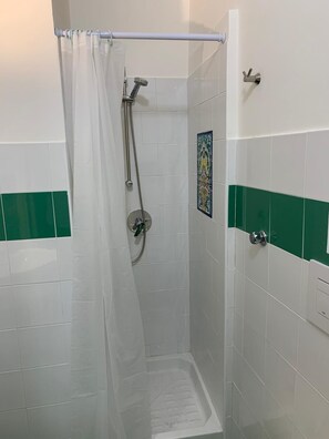 Shower, hair dryer, bidet, towels - La piazzetta - Naples (Napoli)