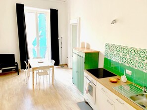 Kühlschrank, Ofen, Herdplatte, Espressomaschine