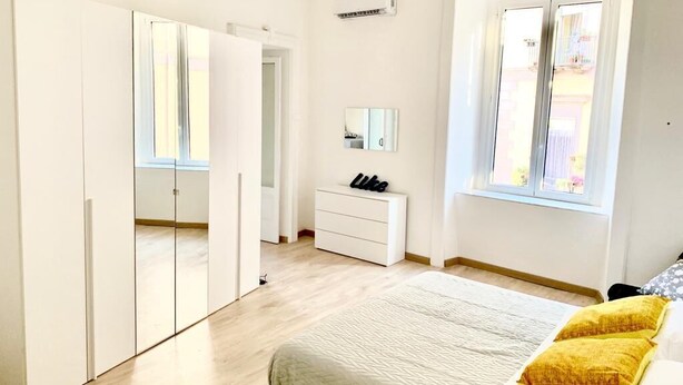 A bedroom with a bed, a wardrobe, a dresser, and a window. - La piazzetta - Naples (Napoli)