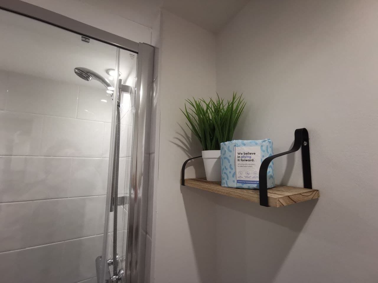 Combined shower/tub, free toiletries, hair dryer, towels