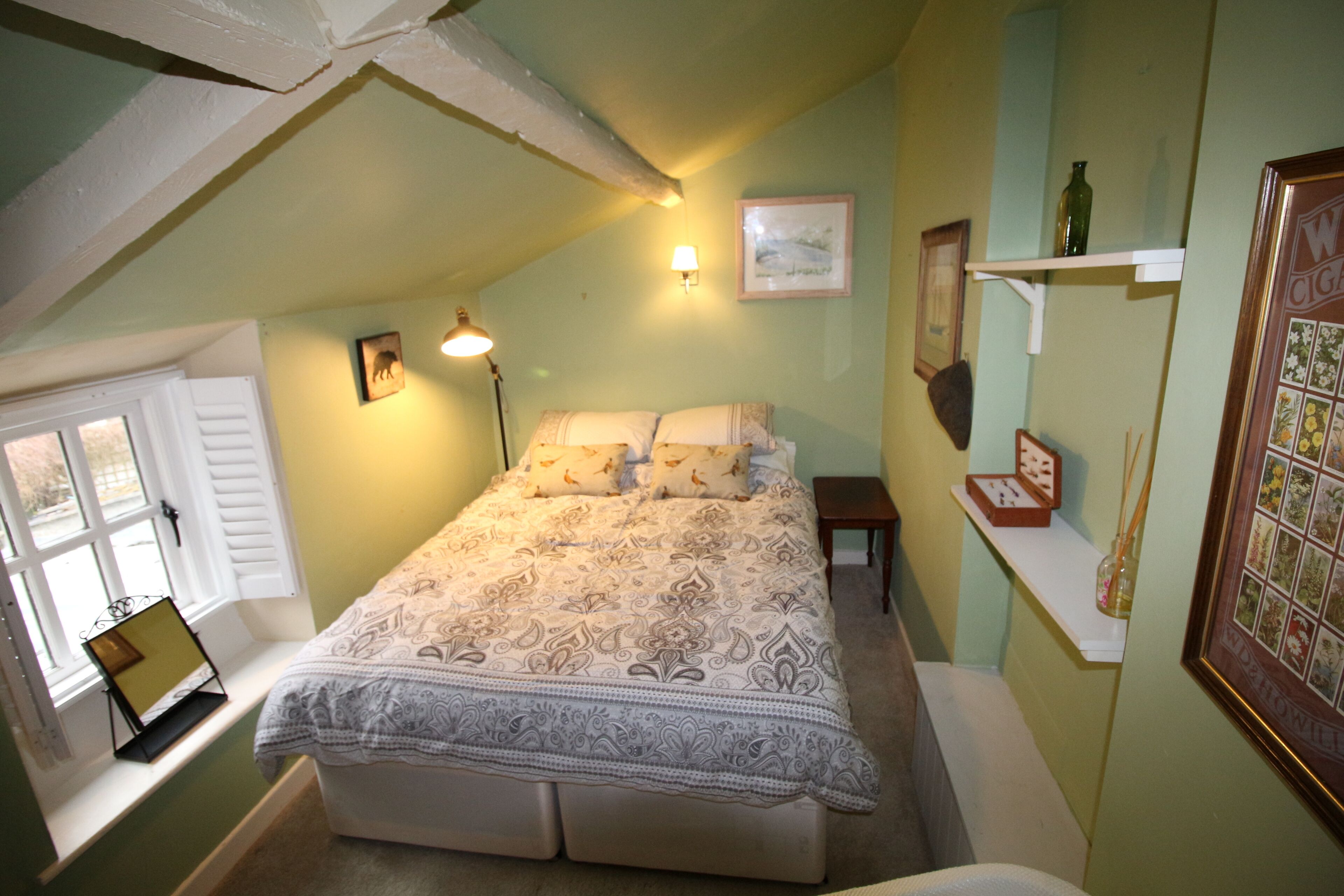 2 bedrooms, desk, soundproofing, WiFi