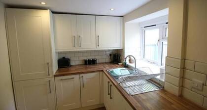 A charming and cosy cottage, centrally located on Bridge Street.