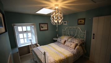 2 bedrooms, desk, soundproofing, WiFi