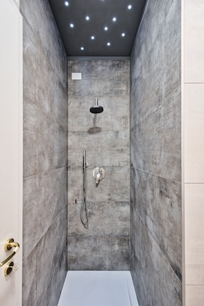 Dusche, Haartrockner, Bidet, Handtücher