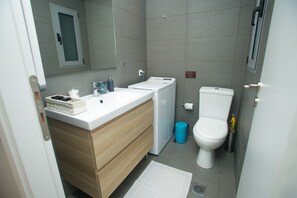 Comfort appartement, 1 slaapkamer | Badkamer | Een douche, designer toiletartikelen, een haardroger, handdoeken