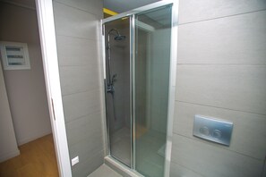 Appartement Deluxe, 2 chambres | Douche de la salle de bain