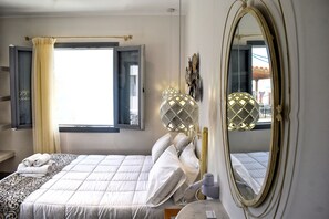 In-room safe, soundproofing, iron/ironing board, free WiFi - Naxos Enjoy Apartments (Naxos)