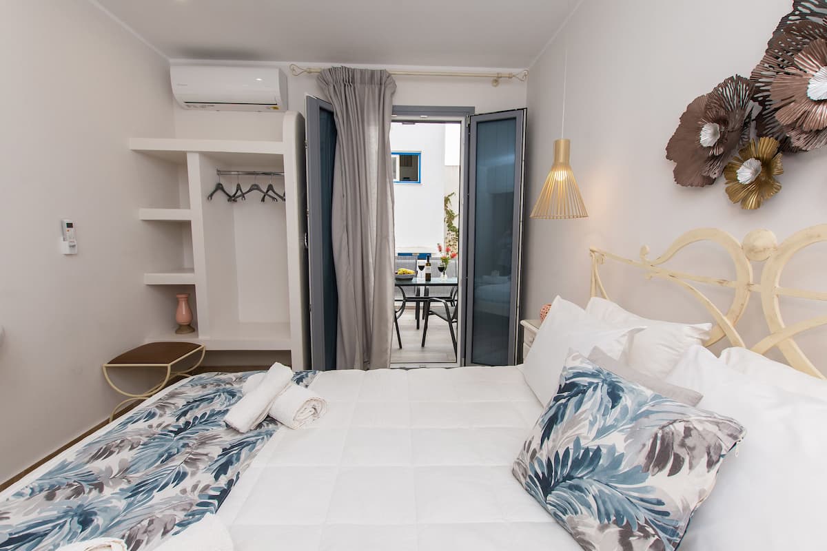 Deluxe Apartment, 2 Bedrooms | In-room safe, soundproofing, iron/ironing board, WiFi (free)
